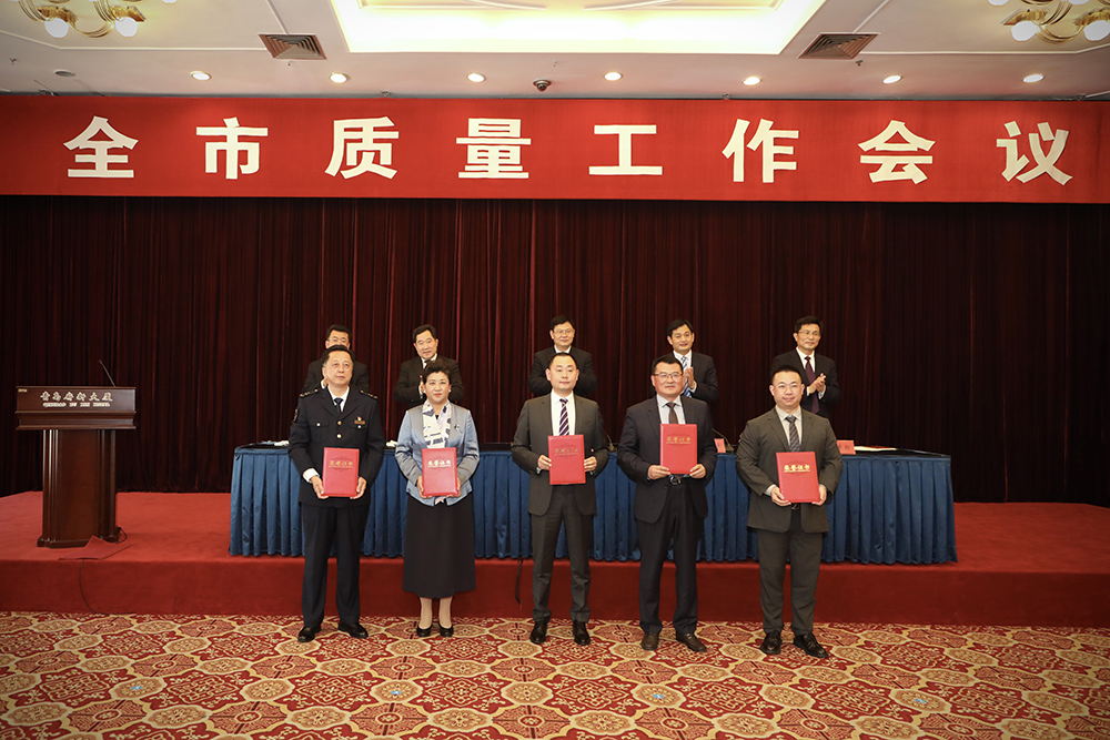 2海大生物集團(tuán)創(chuàng)始人、董事長(zhǎng)單俊偉（右二）上臺(tái)領(lǐng)獎(jiǎng).jpg